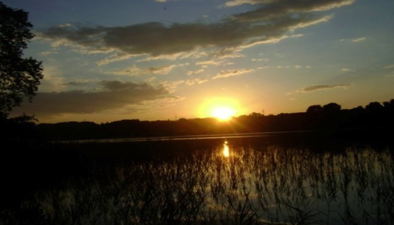 Sonnenuntergang hinter einem See